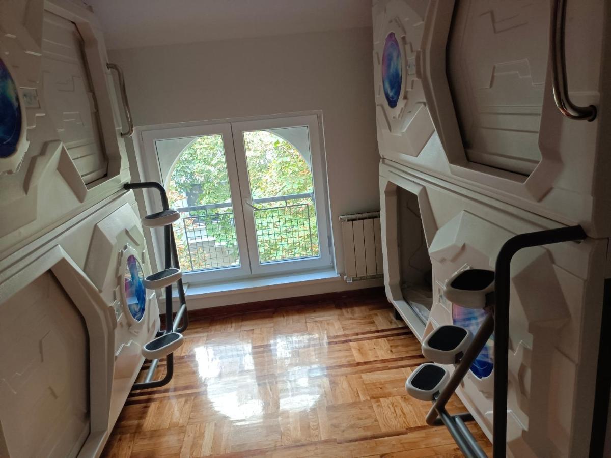 Panda Victor Space Capsule Hostel-Neo Nomad Belgrado Exterior foto